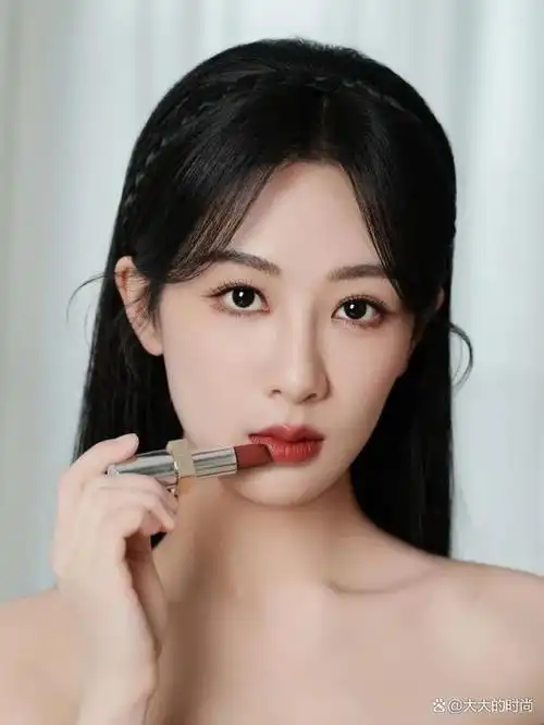 杨紫的变美思路一直都是眉变化