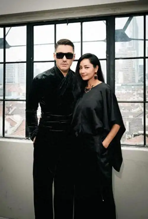 胡兵瞿颖同框106岁超模组合霸气走秀网友简直爆笑到不行