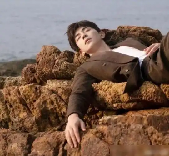 邓伦凌晨三点开工拍日出封面演技好还敬业