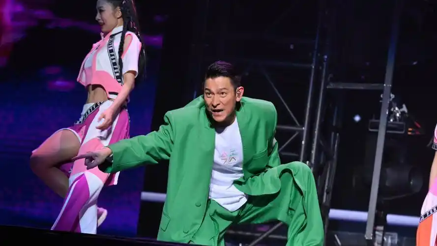 刘德华演唱会告别上海滩,唱《掌声响起来》哭崩了,粉丝不忘调侃是真唱