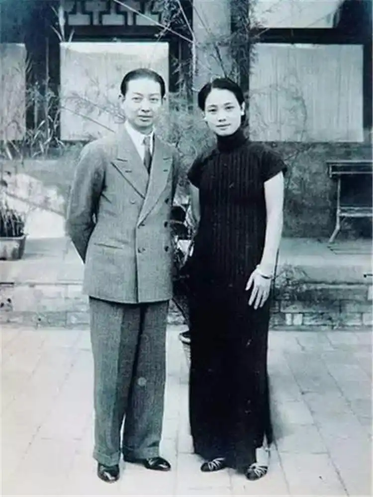 梅兰芳与孟小冬孟小冬一气之下也赶到了天津,进行了她婚后的首次表演