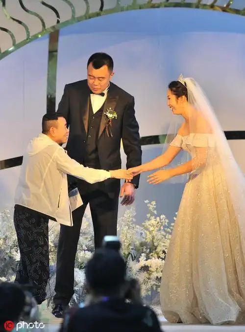 潘长江参加韩德君婚礼前他俩还拍过这么一组合照