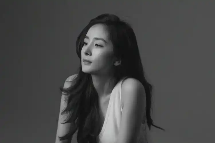 杨幂最新黑白质感大片释出,一头乌黑长发清冷高级