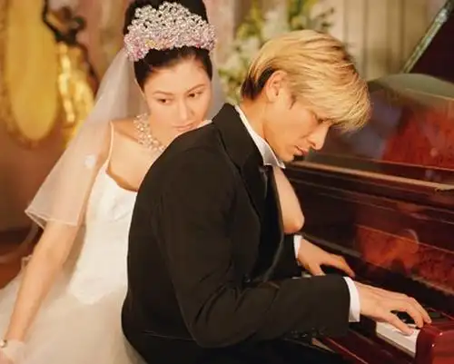 李嘉欣那个时候的颜值也是很美丽的,虽然与刘德华拍婚纱照的她还略显