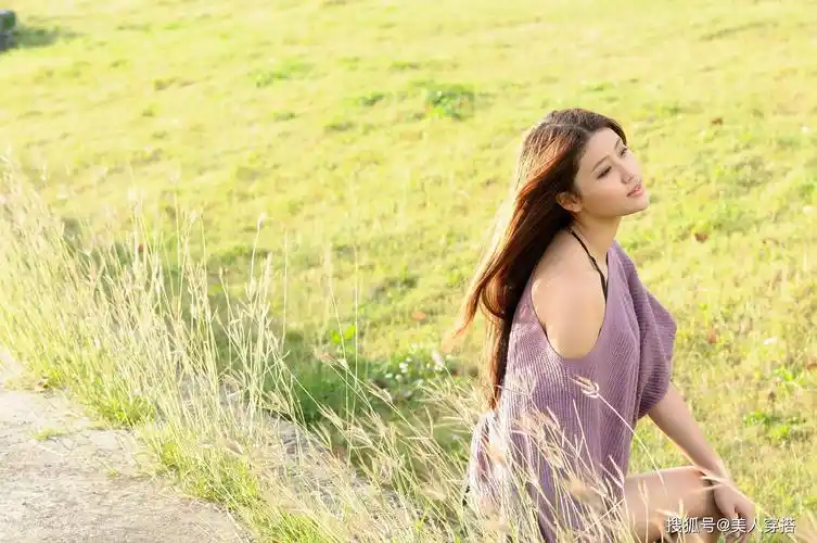 美女外景美拍,宽松露肩搭配,个性潮流