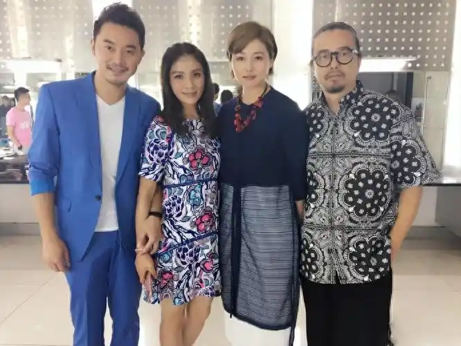 回顾张延父亲早逝嫁大5岁香港演员生一女和丈夫拥有两个家