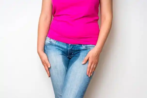 漏尿,医学名称为"尿失禁",指的是尿液不自主地从尿道口漏出,多发生在