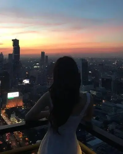 是连背影都令人心动的女孩