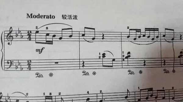 请问钢琴踏板怎么看,我知道它们的符号,不知道到底对哪一个音,比如说