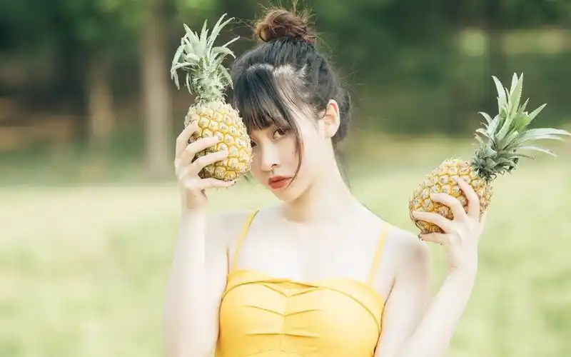 桌面壁纸 美女 生活写真 > 嫩白黄色泳衣小美女图片壁纸分辨率:(1920x