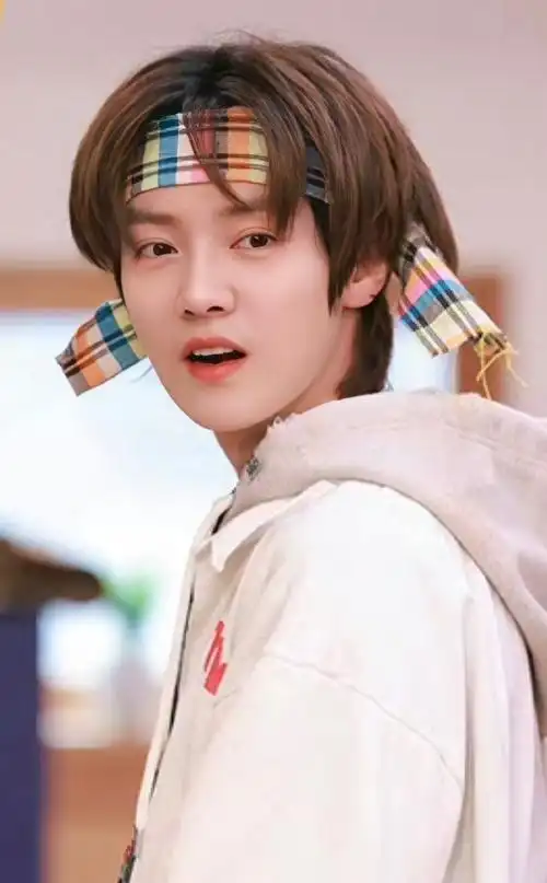 鹿晗超话#鹿晗哈哈哈哈哈#  呜呜呜,放大看好乖好可爱阿