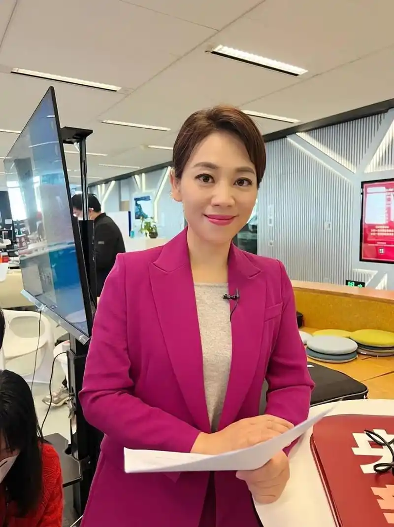 劳春燕罕晒工作美照!玫红西装配红唇知性优雅,窈窕身姿看着像30