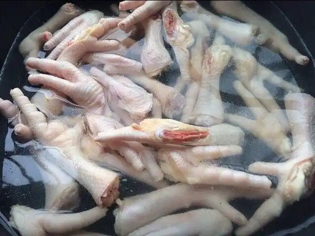 陈醋凤爪,锅中放适量的水大火煮开,放入鸡脚煮到鸡脚变色,3-5分钟左右