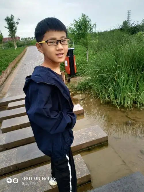 我叫张奥博,是贝德福六年级的一名小学生,我是一个活泼开朗的小男孩儿