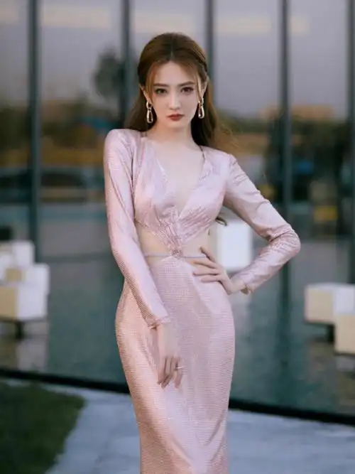 明星徐璐的新闻_徐璐因身材再上热搜,白色紧身裙惊艳,大长腿让人羡慕