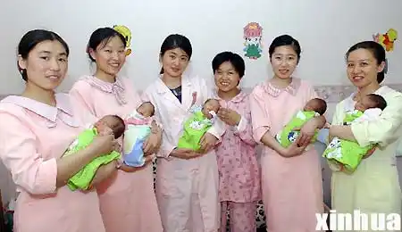 组图:一产妇在京产下五胞胎 医护人员悉心呵护