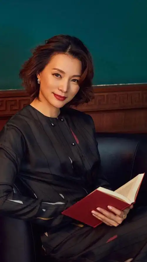 董卿素颜雍和宫祈福,受困遭质疑真相何在?