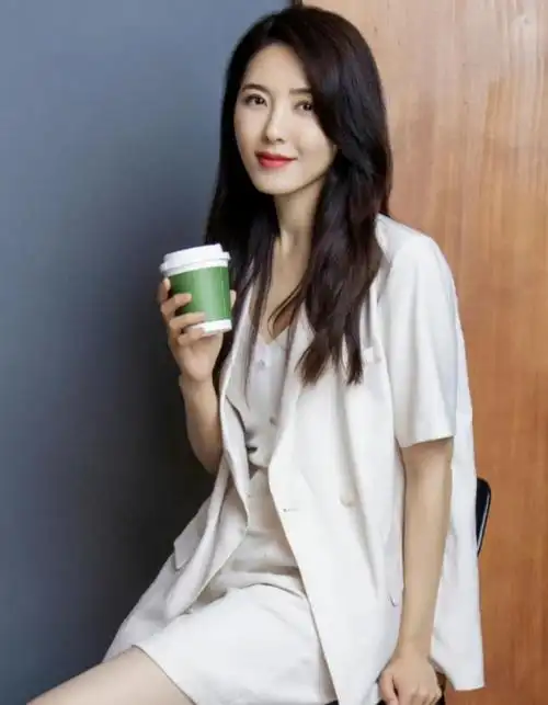 回顾曾黎父亲的离世是她的遗憾家庭破碎的阴影让她至今单身