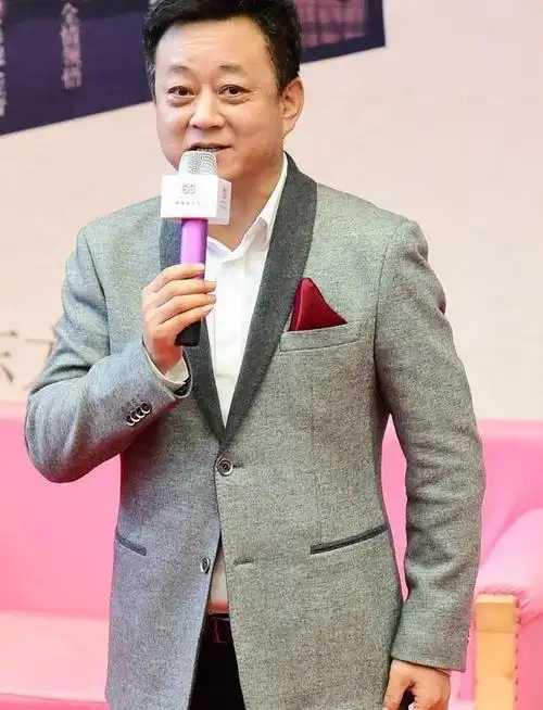 朱军妻子谭梅近照曝光温婉娴静被曝疑似艺校经营出现问题