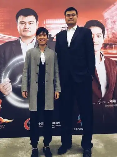 刘翔绝对是最会玩时尚的运动员,一身骚粉走t台,真是绝了!