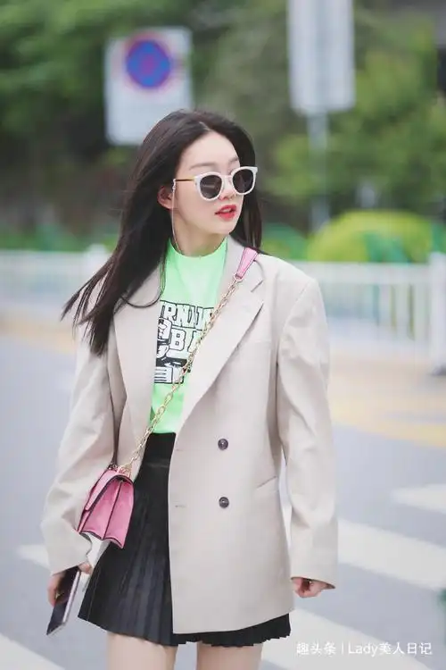 绿色搭配突然一路火爆徐梦洁机场私服纯绿t恤百褶裙真养眼