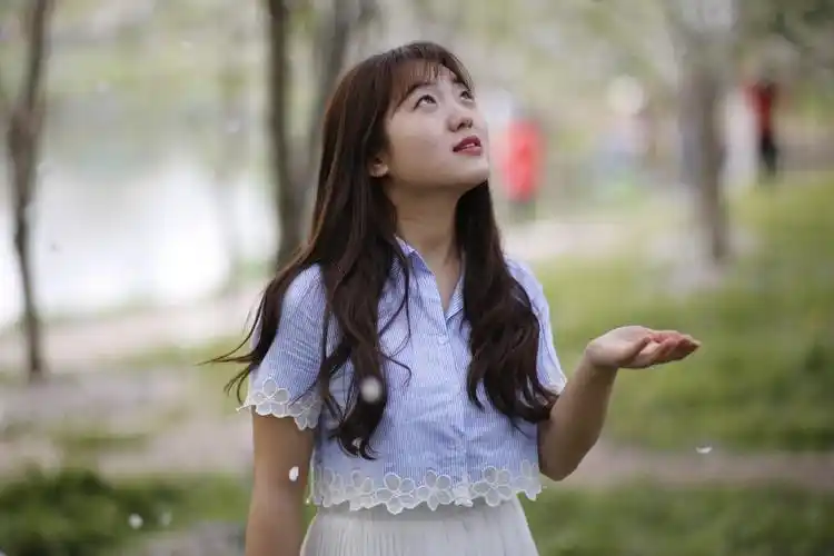 女孩的天使般微笑犹如三月的春风,吹走我心头的忧伤--蜂鸟论坛照片