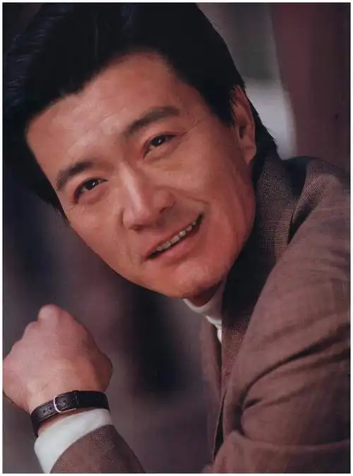 他是80年代荧幕男神因38岁妻子被害身亡退圈今成北电教授