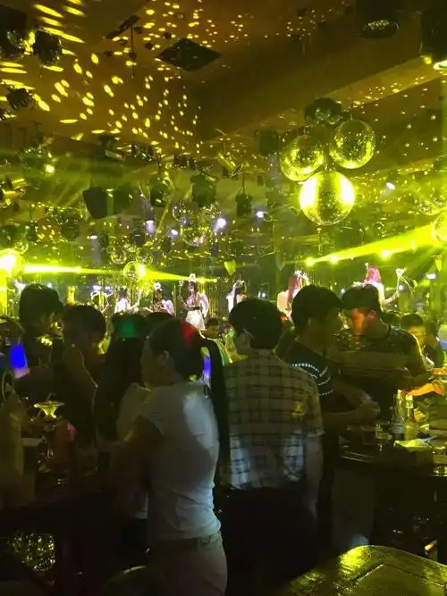 为什么看到老公上传了他去酒吧的照片心里很难受很生气啊!