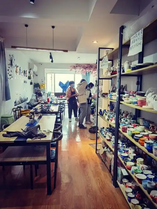 新街口附近乐玩陶艺,在大洋斜对面,建议坐地铁,停车太难了.