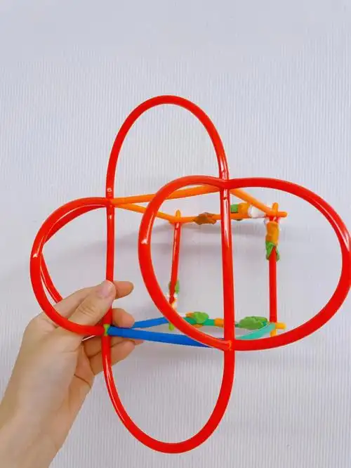 喜欢玩吸管的小朋友二十块的快乐益智玩具