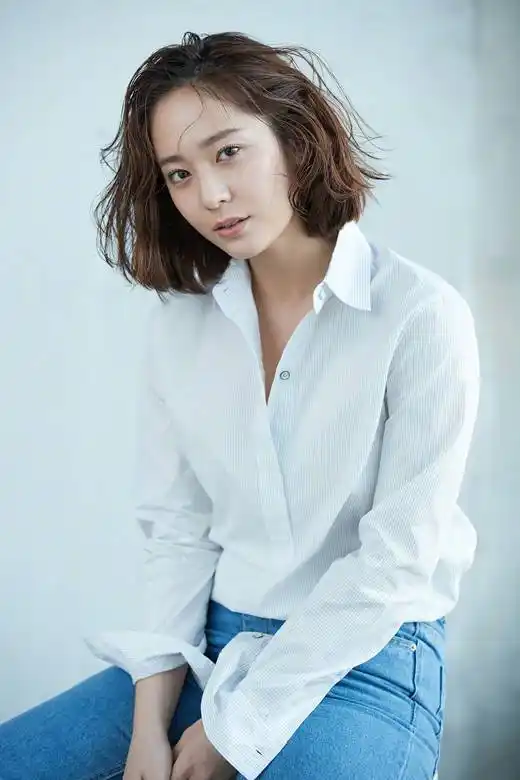 剪了短发的郑秀晶也是魅力十足