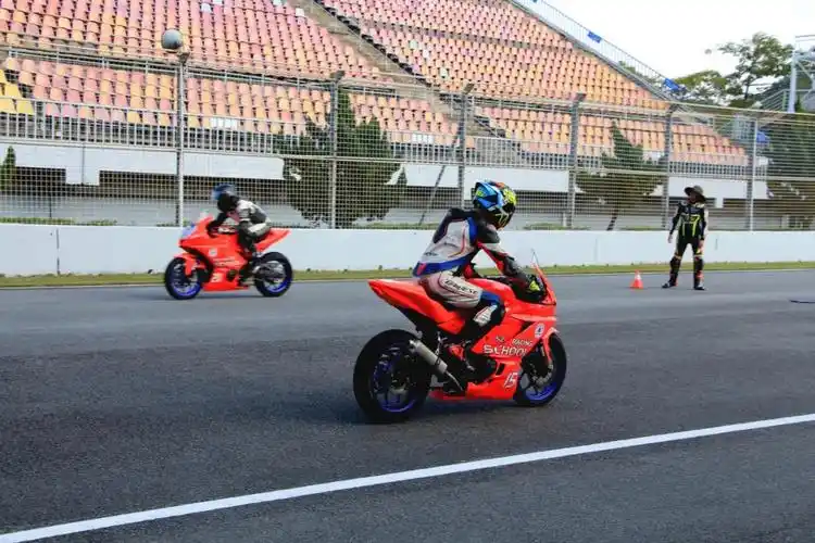 11月1113日摩托车场地类国家b级赛车执照培训班顺利举行