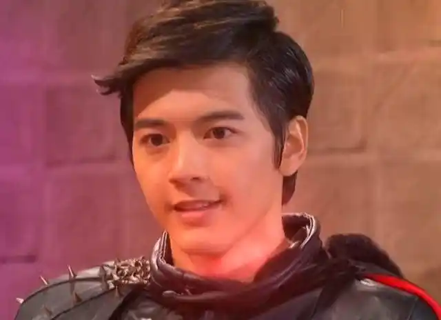 萌学园雷普恨透夸克族更是恨死了暗黑大帝瞳恩满脸心疼