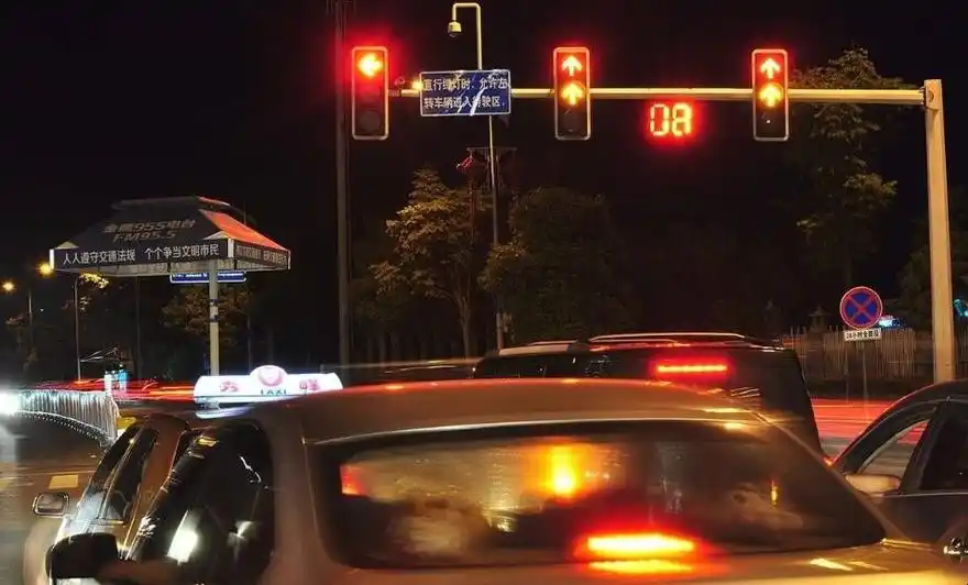 手动挡怎么等红绿灯