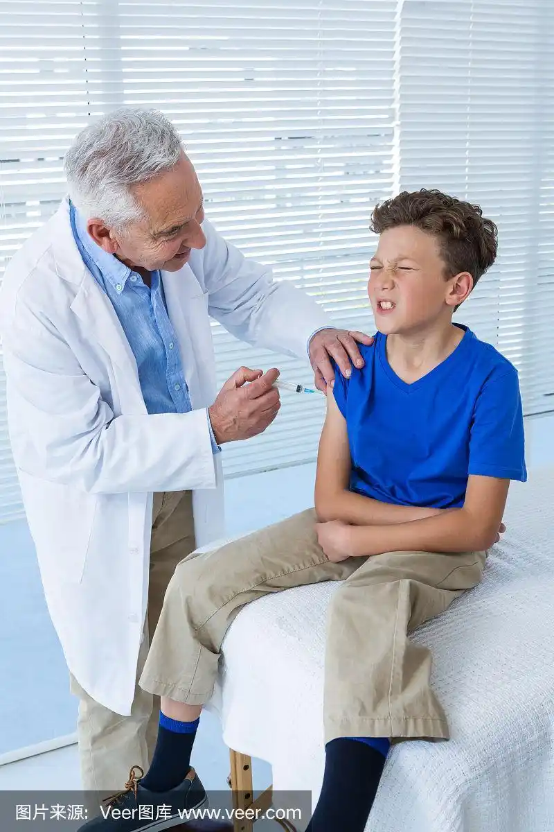 医生给病人打针