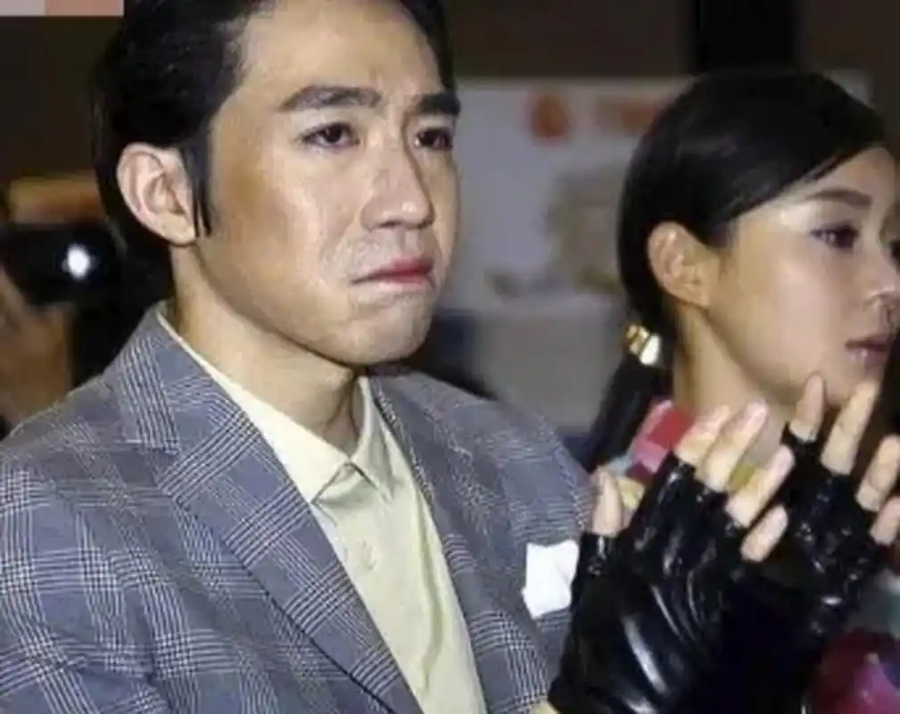 于是,俞灏明挽着刘烨的胳膊,跟他打招呼,可刘烨却一把推开,让保镖把他