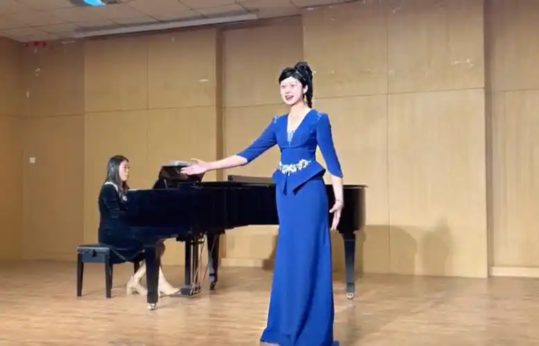 大一上半学期的专业考试结束啦,唱了《越人歌》和《祖国之恋》,还有