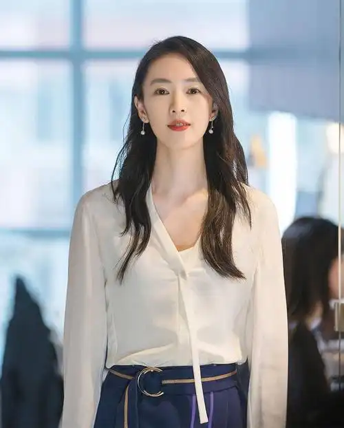 30以后穿衣看质量!《三十而已》顾佳造型优雅干练,气质衣品超赞