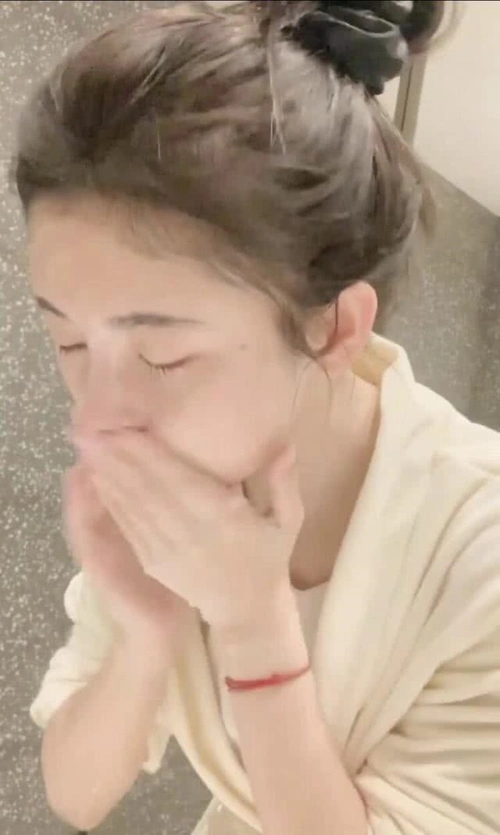 惊!鞠婧祎卸妆照曝出 这素颜应该没几个人看过