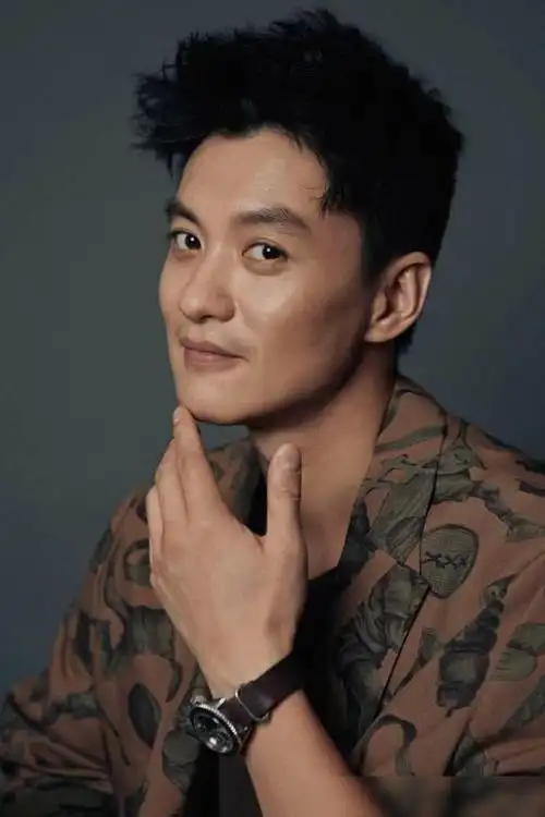 朱丹老公周一围最新大片,卫衣配牛仔裤戴镜框,像二十出头大学生!