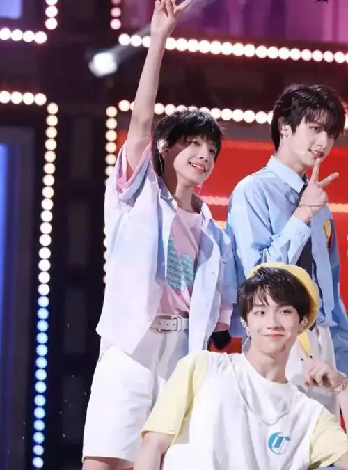 现在又开始捧新人,在6月15号晚上,时代峰峻让tf家族第三代登上某大型