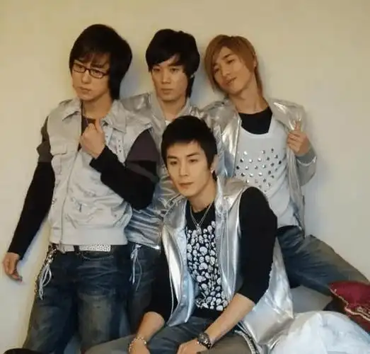 到了2003年,李承铉以国外男团take成员出道,专辑的主打歌登顶了国外各