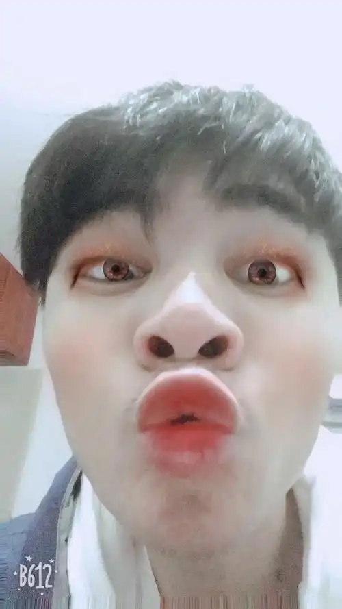 身边有一个喜欢拍丑照做表情包的朋友是一种怎样的体验