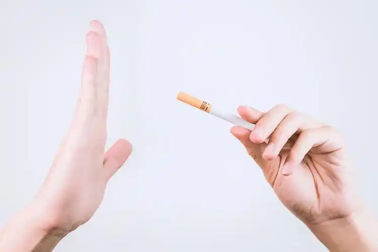 当然运动也要讲求从少增多的缓冲原则,坚持最为重要,当你实在烟瘾难耐