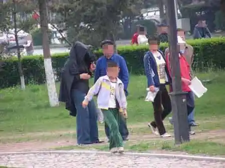 组图老头与小姐在公园交易实拍