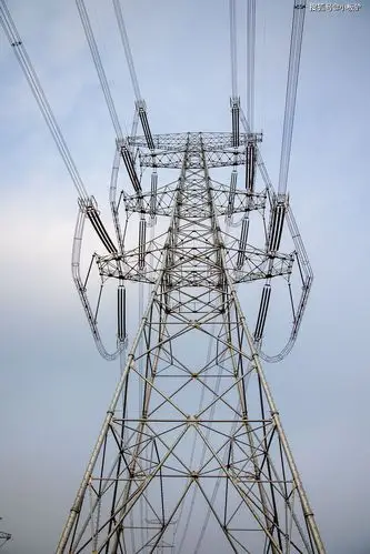 高压输电线路 延伸的光 铁塔