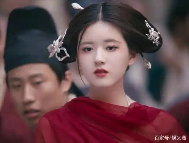 配肖战饰演的王爷这么好看不选,但也从这部戏中认识到了她就是赵露思