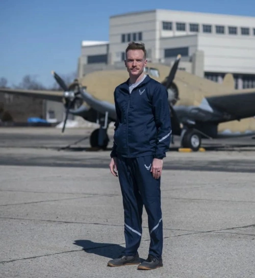 美国空军重新设计飞行员体能训练制服
