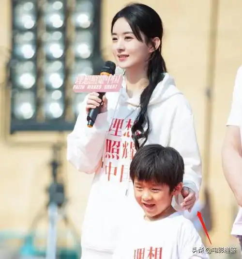 赵丽颖出组前跟小孩子合影更博晒照贴纸成亮点当妈的都明白