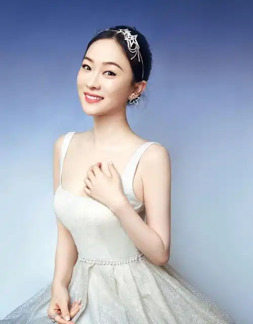 霍思燕最新礼服穿搭,高贵的像白天鹅